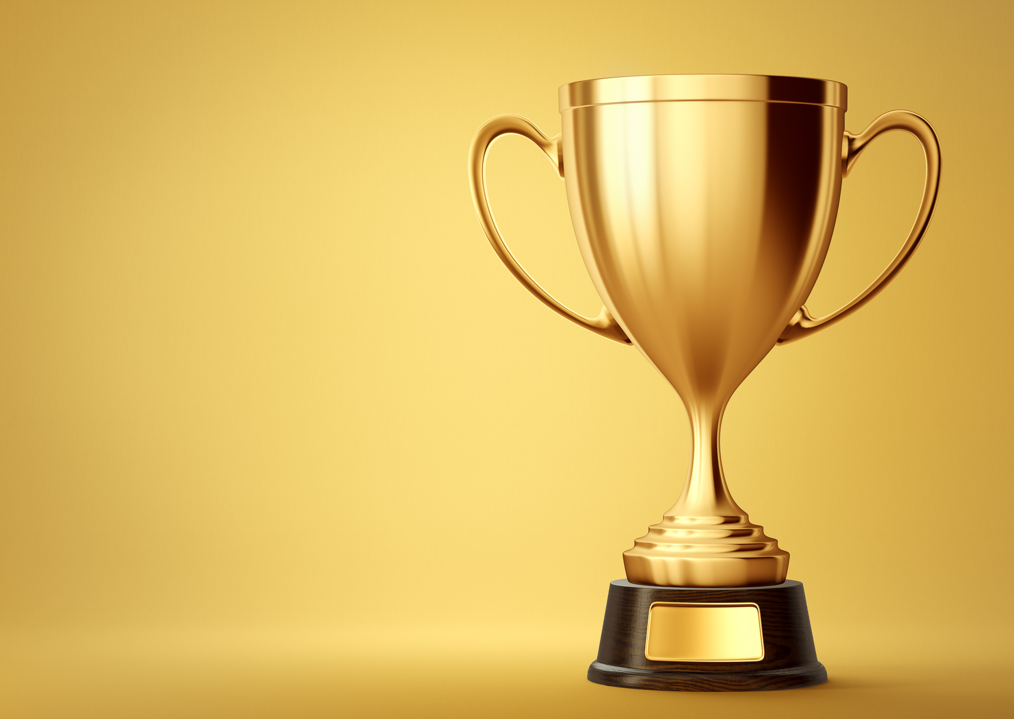 Goldener Pokal vor gelbem Hintergrund